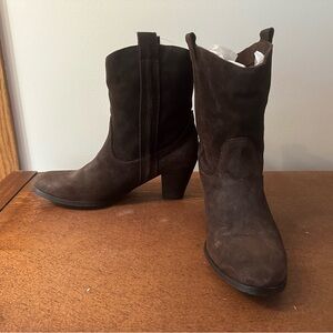 Ash Brown Suede Western Ankle Boots – Size 10 (EU 41) – Classic Heeled Bootie